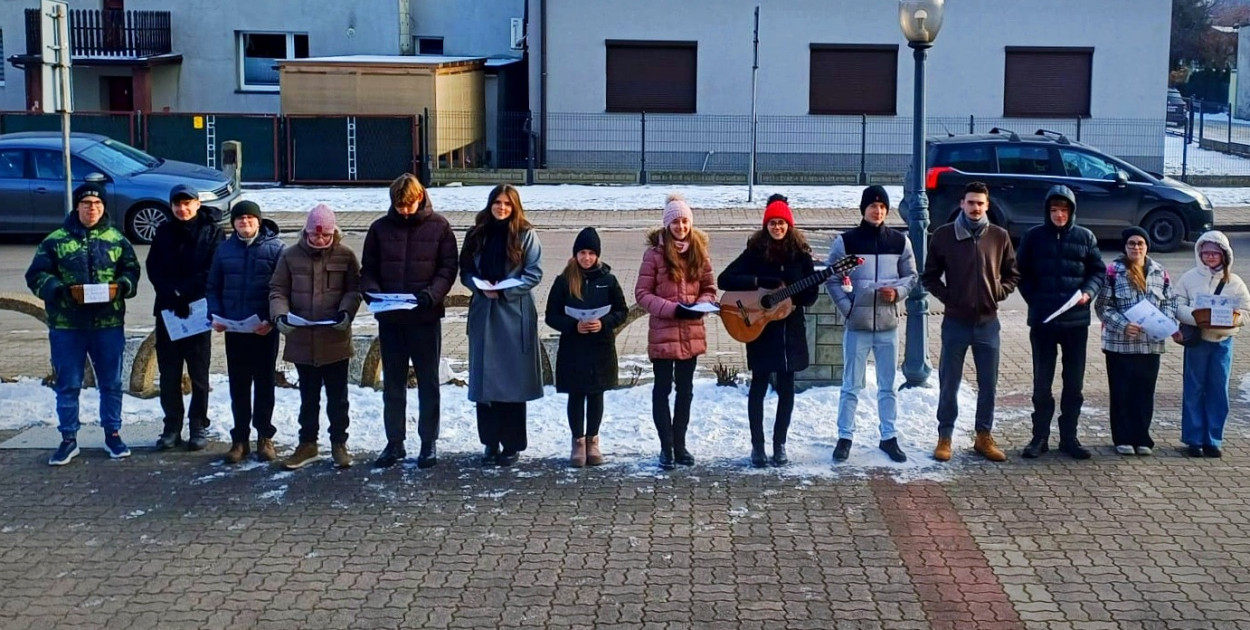 W święto Trzech Króli dzieci i młodzież z parafii w Orzechu zaangażowały się w akcję charytatywną. Fot. FB Sołectwo Orzech