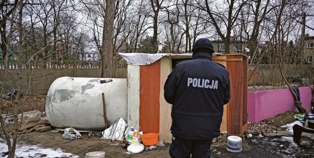 Tarnowskie Góry. Mężczyzna koczował w prowizorycznie skleconym schronieniu. O jego śmierci poinformowali inni bezdomni. Fot. Archiwum Gwarka
