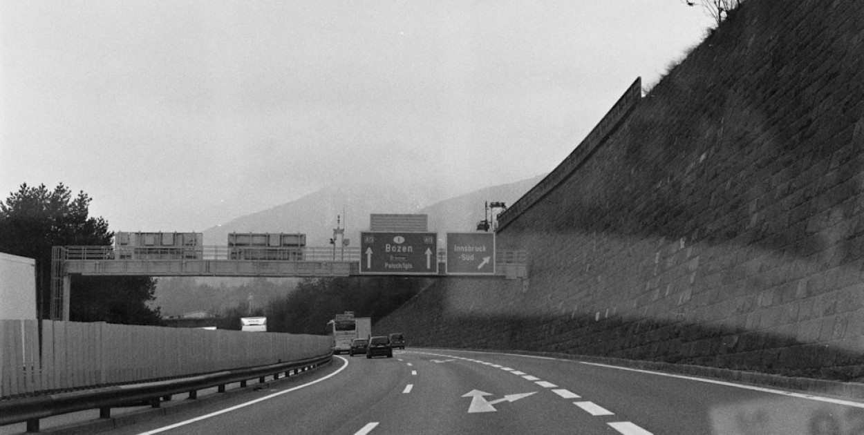 Droga serwisowa – czym jest, do czego służy i jakie obowiązują na niej zasady ruch