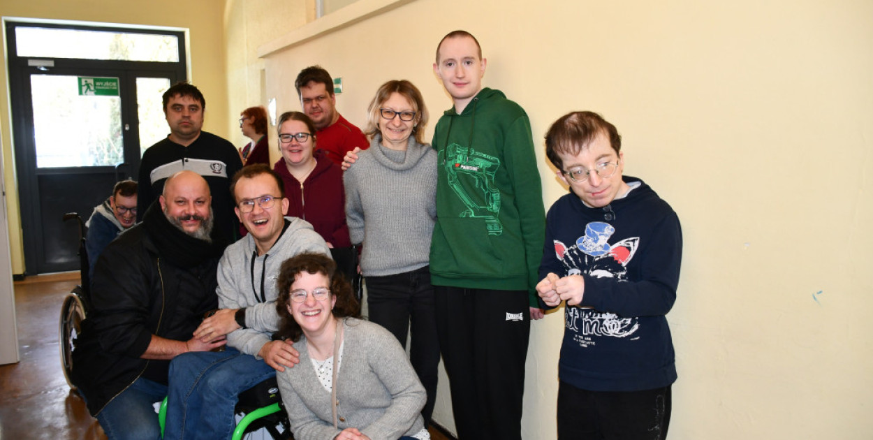 Goście oficjalnego otwarcia ul. Artystycznej w SOSW w Tarnowskich Górach. Fot. Agnieszka Reczkin