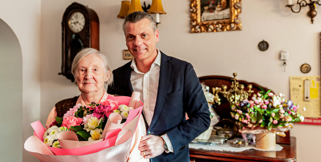 W dniu urodzin panią Stanisławę odwiedził prezydent Bytomia Mariusz Wołosz. Fot. UM Bytom