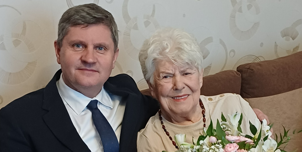 Uśmiechnięta jubilatka, była kierowniczką hotelu huty cynku