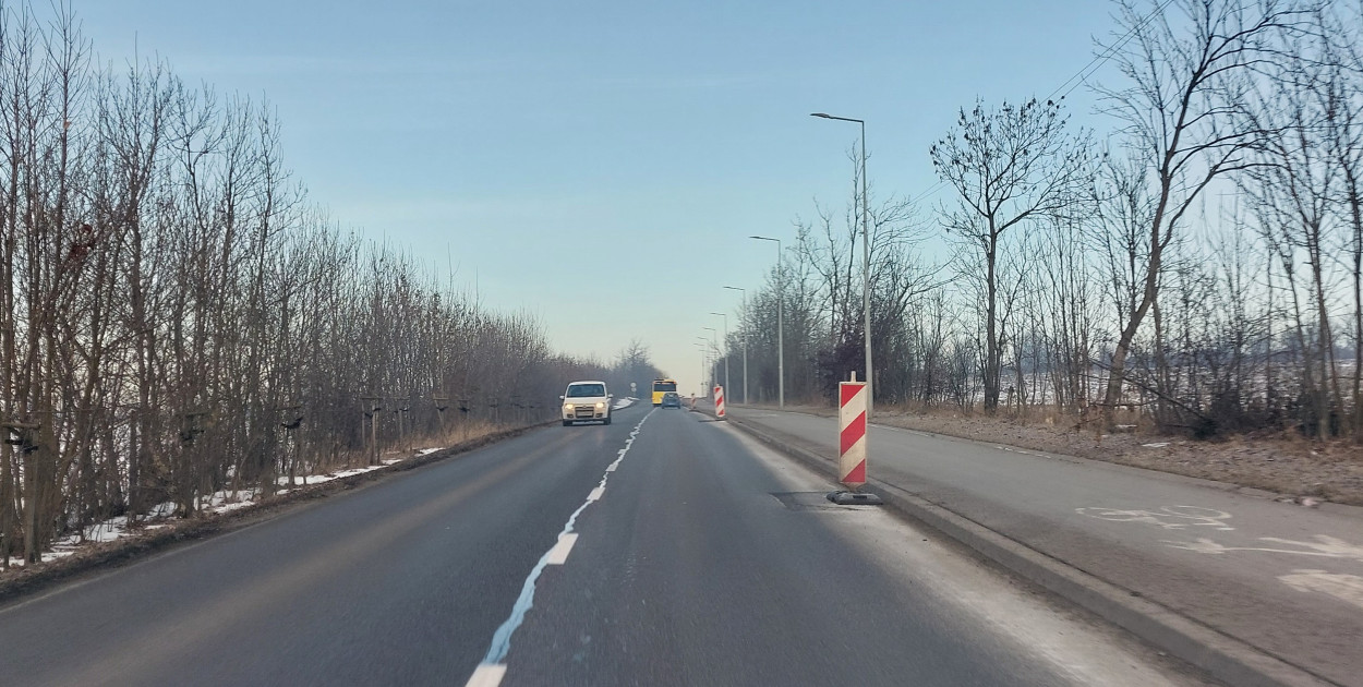 Zapadnięte studzienki. Utrudnienia na ul. Knosały w Radzionkowie