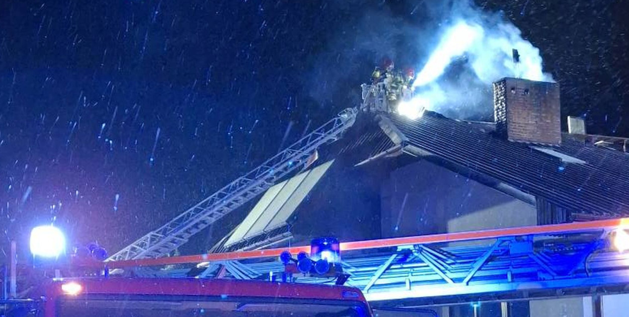 Kalety. Nocny pożar. Ogień na dachu, szybka reakcja zapobiegła tragedii