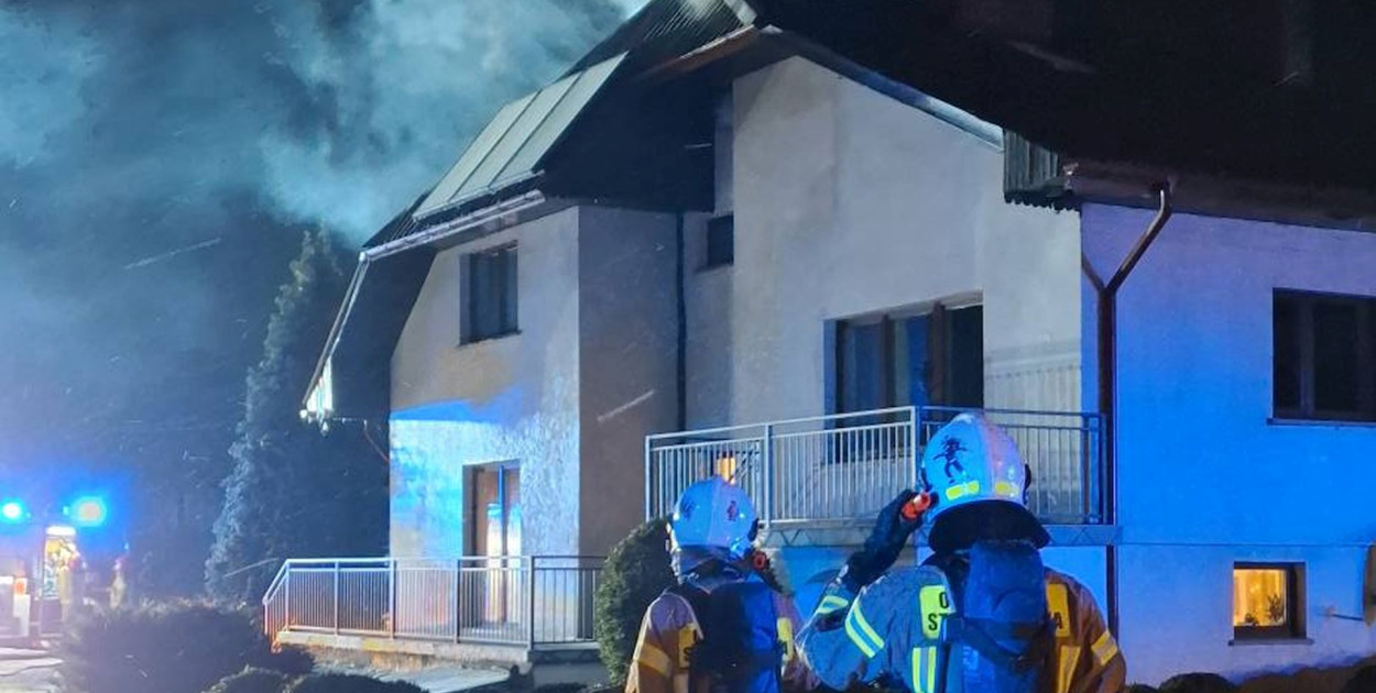 Kalety. Nocny pożar. Ogień na dachu, szybka reakcja zapobiegła tragedii