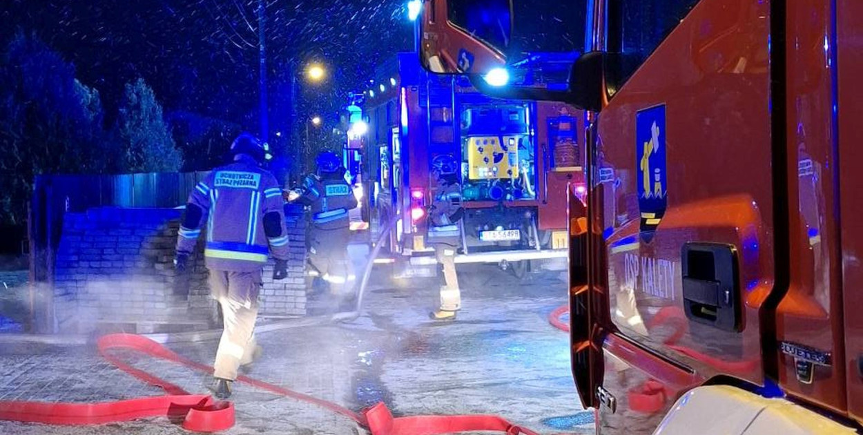 Kalety. Nocny pożar. Ogień na dachu, szybka reakcja zapobiegła tragedii