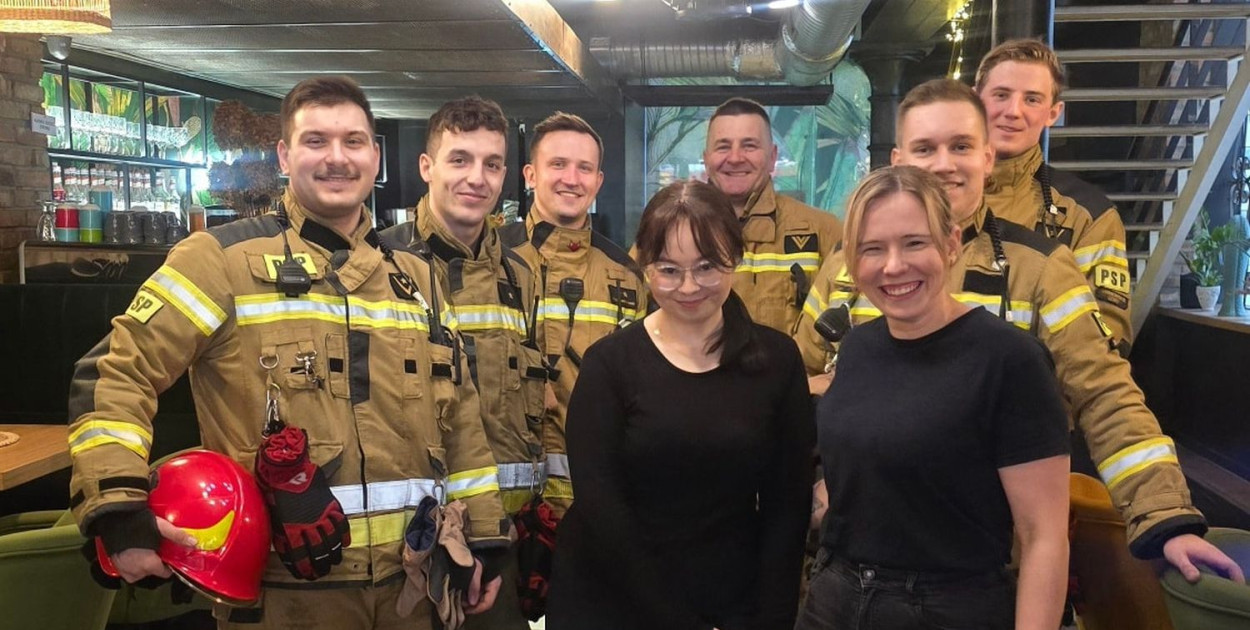 Zalana droga pod wiaduktem i akcja strażaków w Bricku