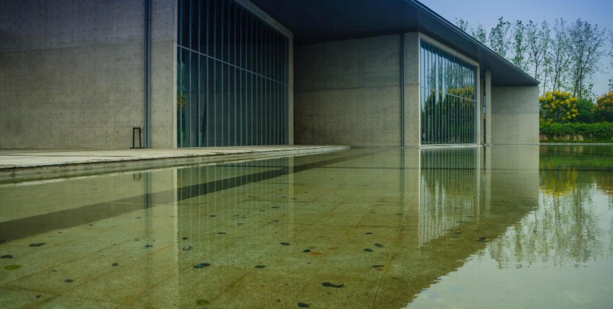 Jak zabezpieczyć budynek przed wodą gruntową i opadową? Przegląd nowoczesnych rozw