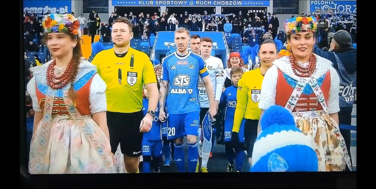 Nasze gospodynie wyprowadziły na boisko piłkarzy Ruchu Chorzów