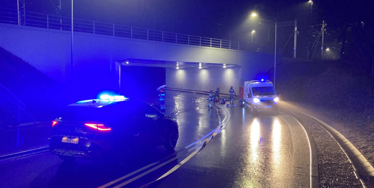 Zalana droga pod wiaduktem i akcja strażaków w Bricku
