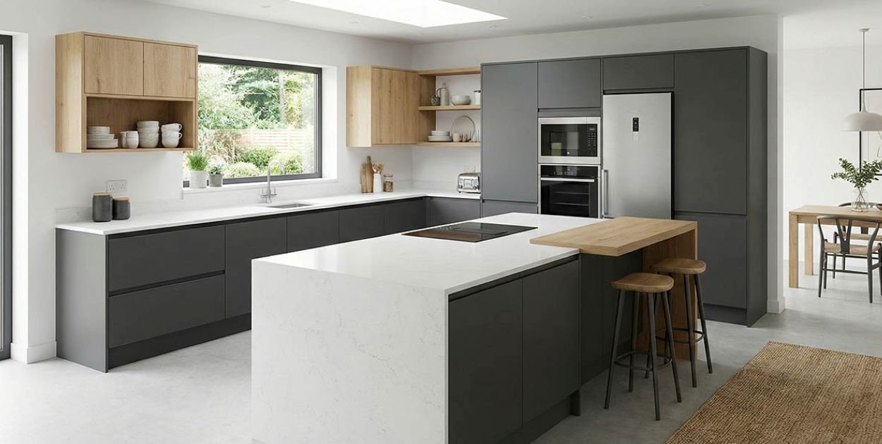 Nowoczesna kuchnia na wymiar czy gotowe systemy modułowe? Analizujemy opłacalność