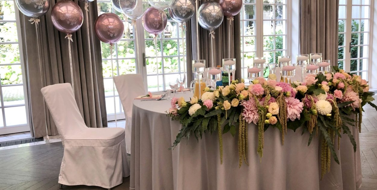 Śluby w Warszawie: jak z roku na rok zmieniają się trendy dekoracyjne