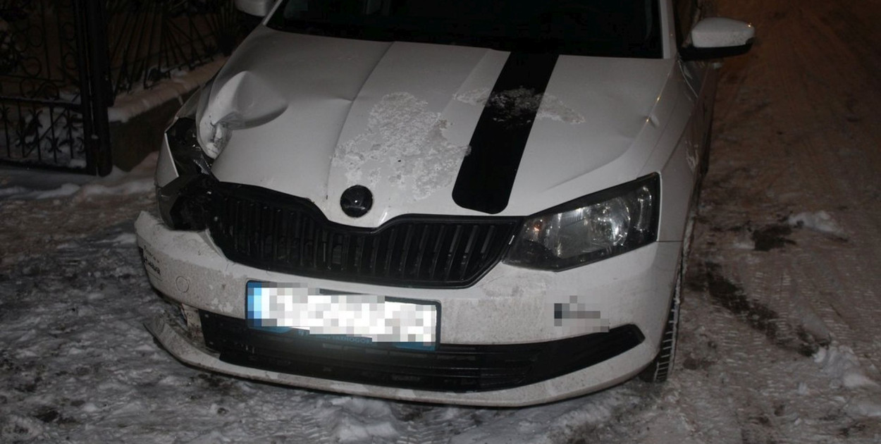 On staranował ogrodzenie, ona wjechała do rowu