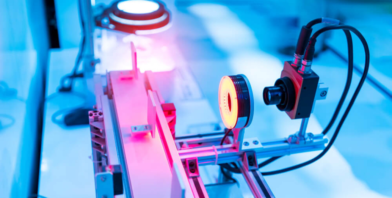 Czujniki laserowe vs. czujniki indukcyjne: Co wybrać do Twojej aplikacji?