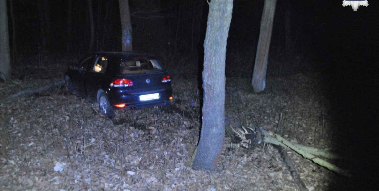 Groźnie na drodze w Świerklańcu. 18-latek rozbił auto na drzewie