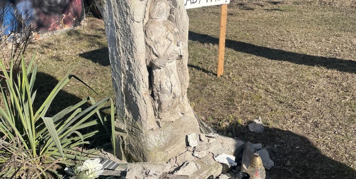 Tarnowskie Góry. Zabytkowy krzyż się rozpada. Wezwano policję
