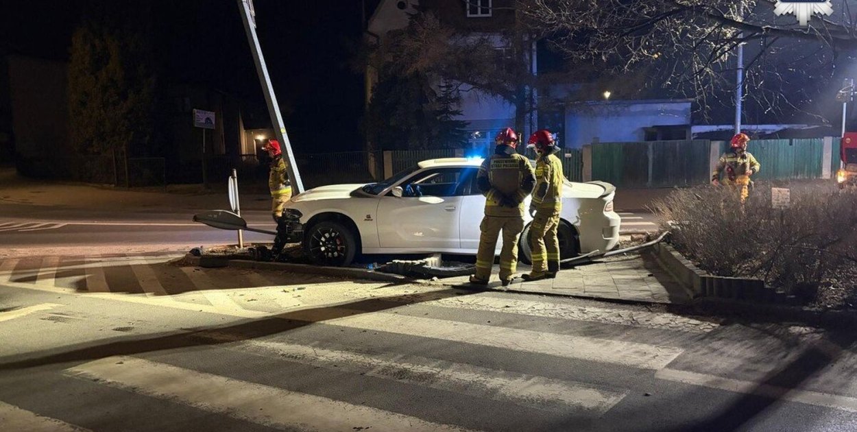 Radzionków. Sportowy samochód, za duża prędkość i uderzenie w...