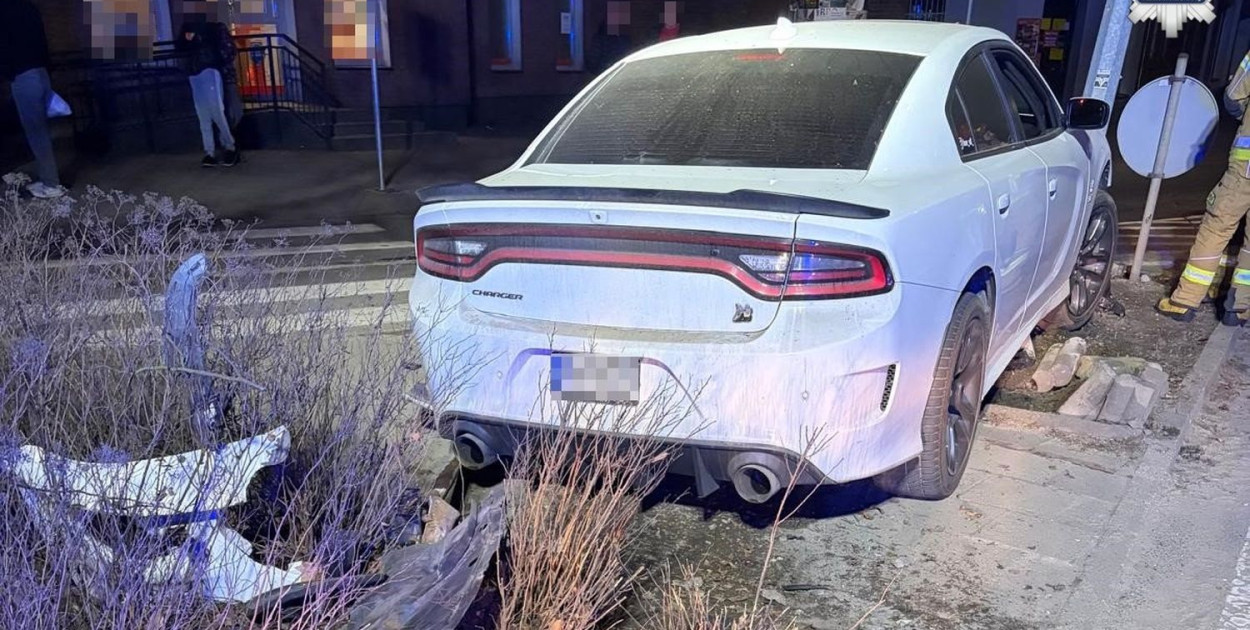 Radzionków. Sportowy samochód, za duża prędkość i uderzenie w...