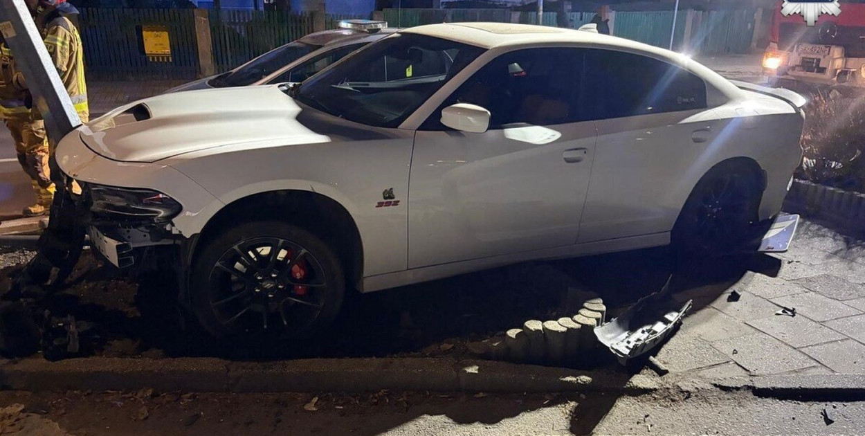 Radzionków. Sportowy samochód, za duża prędkość i uderzenie w...