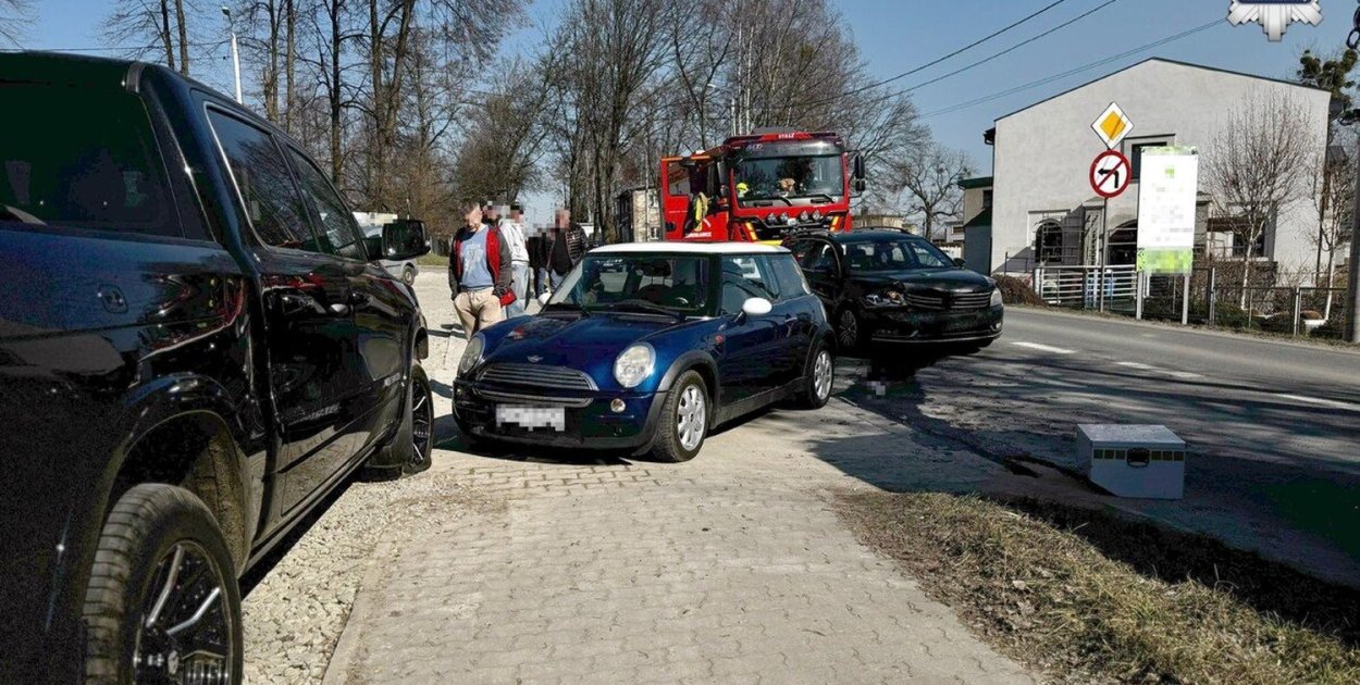Powiat tarnogórski. Zderzenie trzech aut, kobieta w szpitalu