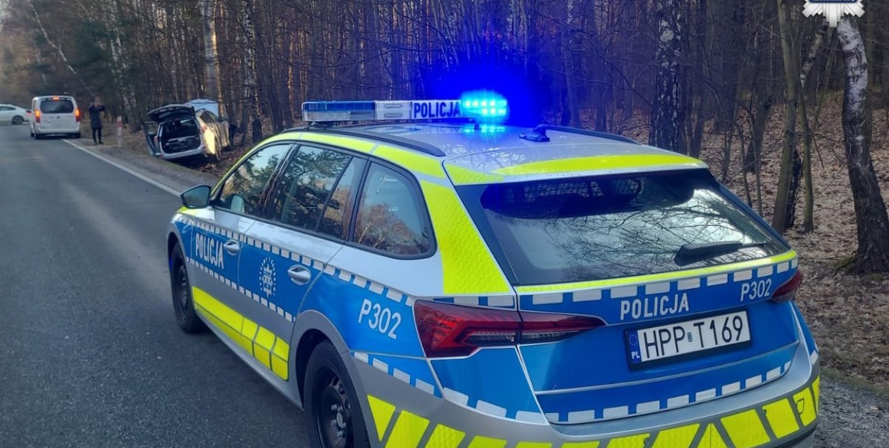 Tarnowskie Góry. Toyota uderzyła w drzewo, 76-latek w szpitalu