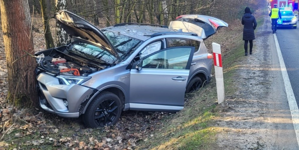 Tarnowskie Góry. Toyota uderzyła w drzewo, 76-latek w szpitalu