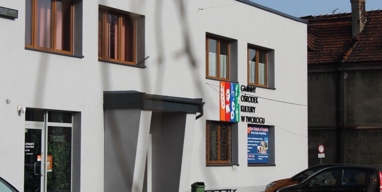 Dyskoteka w ośrodku kultury. Radni za oddziałami prewencji