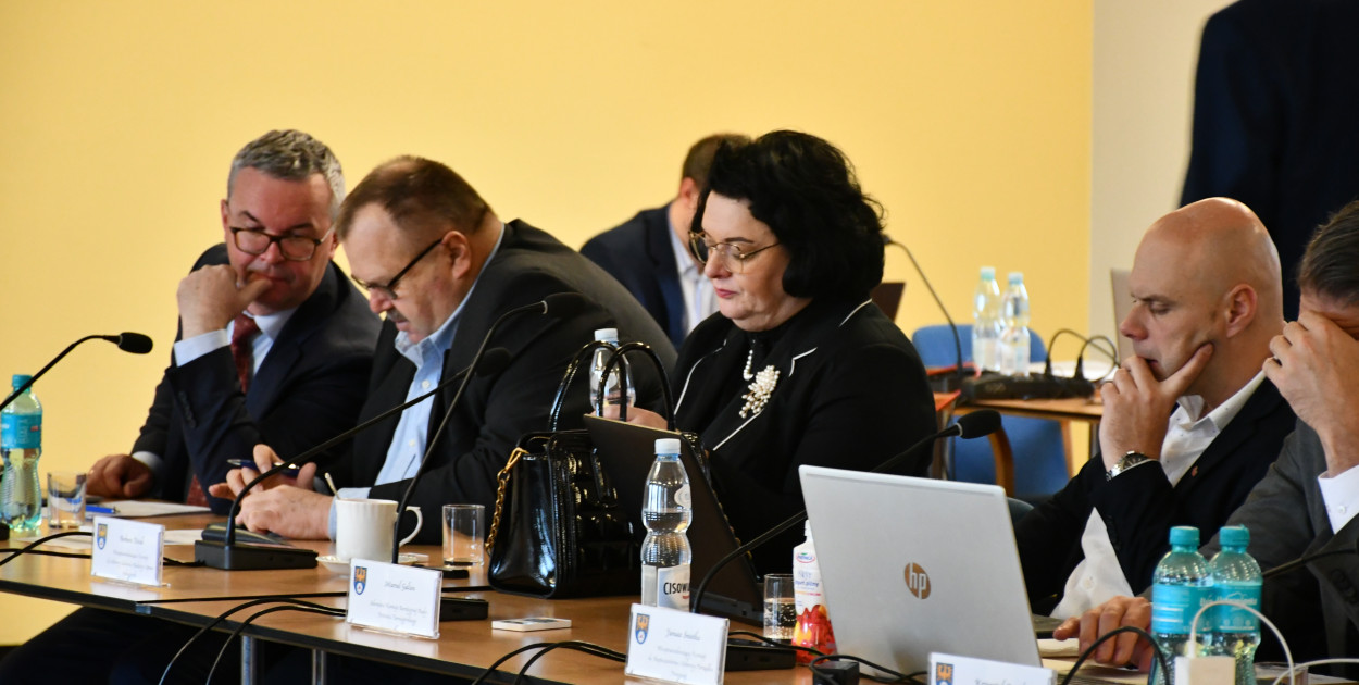 Rada powiatu obraduje. W programie bezpieczeństwo i likwidacja szkoły