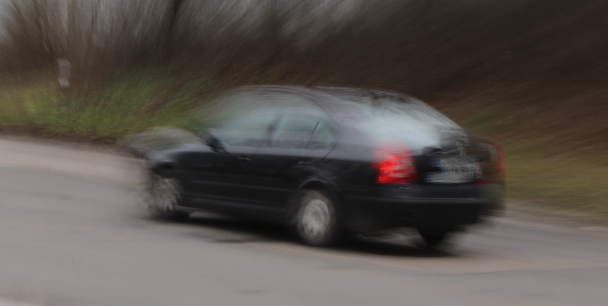Kierował ruchem, używając... łopaty. Na widok policji próbował uciec