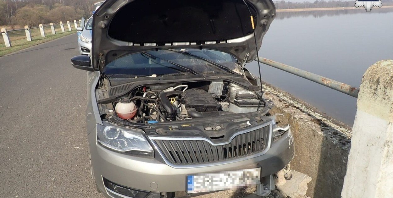 Wypadek na zaporze Kozłowa Góra. Kierowca trafił do szpitala