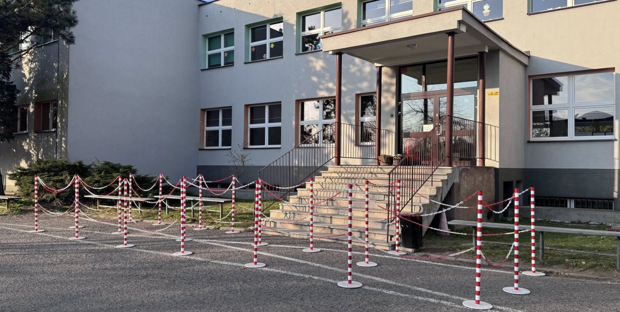 Tarnowskie Góry, Rybna. Labirynt przed wejściem do szkoły