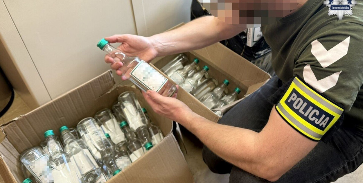 Nielegalne papierosy i alkohol na działce w Tarnowskich Górach. 80-latek...