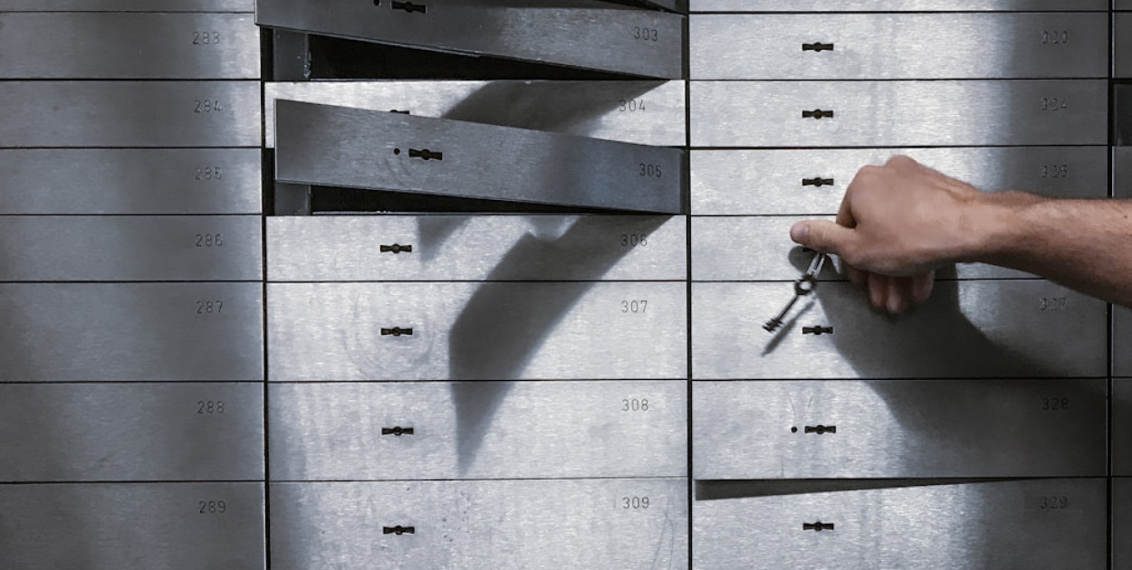 Sejf w szafie jako dyskretne zabezpieczenie – jak przygotować miejsce i uniknąć