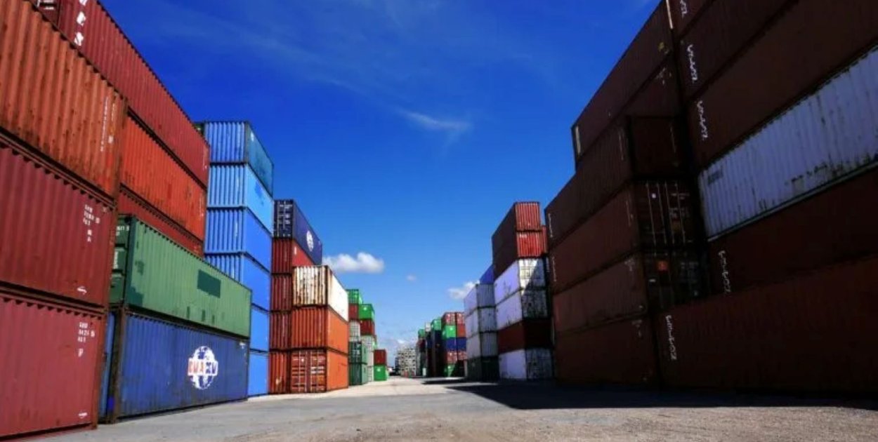 Kontenery morskie na sprzedaż – praktyczne i elastyczne rozwiązania dla firm 20’ i