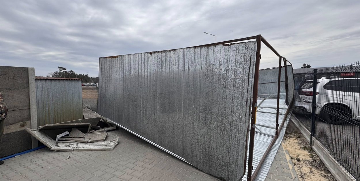 Powiat tarnogórski. Silny wiatr porwał garaż. Uszkodzone zostały samochody