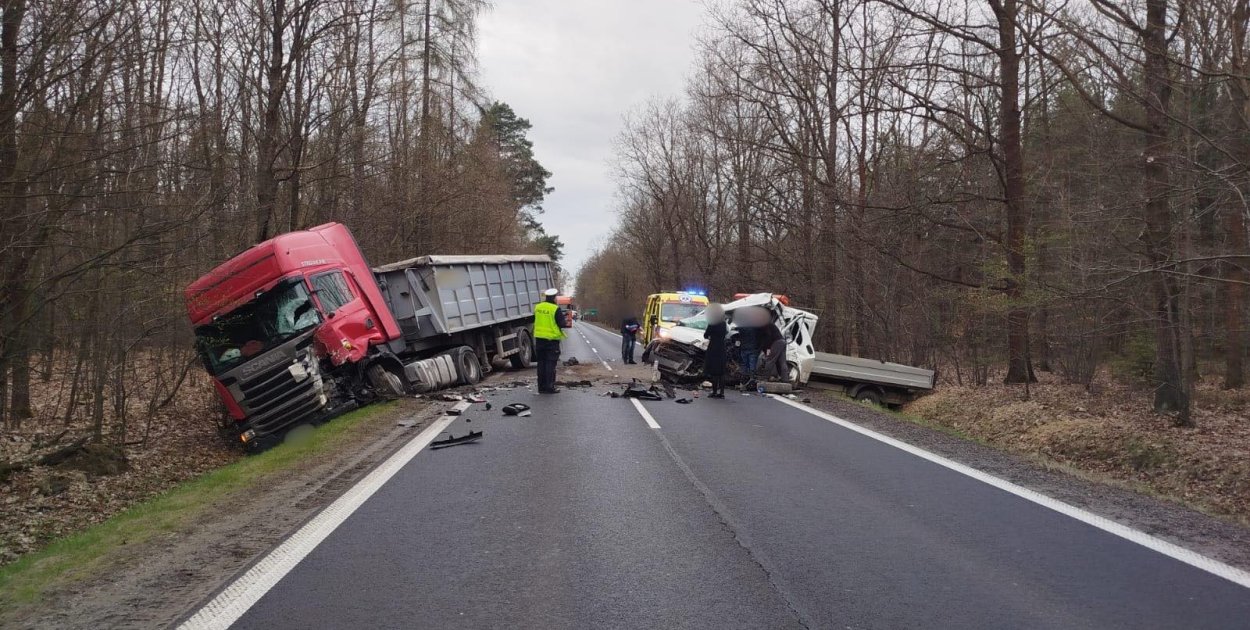 Uwaga wypadek! Jedna osoba nie żyje. Droga jest nieprzejezdna