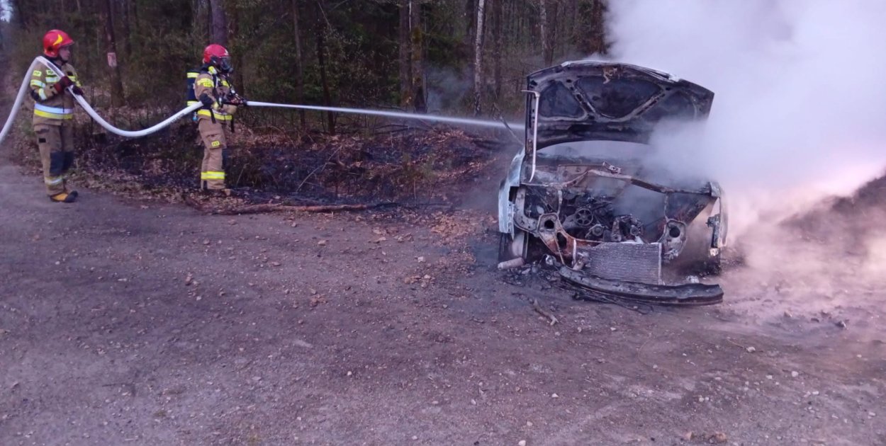 Powiat tarnogórski. Audi spłonęło w lesie. Kierowca…