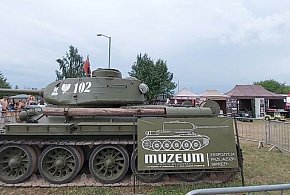 Trwa V Tarnogórski Piknik Militarny. Można na nim 