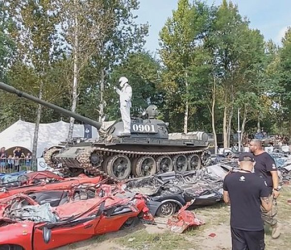 Garnizon Górnośląski ustanowił rekord Guinnessa. Gigantyczny tank crash w Zbrosławicach