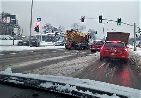 Bytom. Kolizja z udziałem piaskarki. Fot. Marcin Grunt