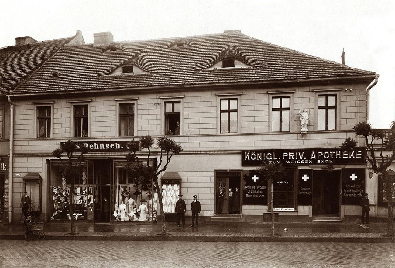 Dom Cochlera, w którym jeszcze do niedawna działała apteka. Autorstwa Nieznany - fotopolska.eu, Domena publiczna, https://commons.wikimedia.org/w/index.php?curid=80290446 Dom Cochlera, w którym jeszcze do niedawna działała apteka. Autorstwa Nieznany - fotopolska.eu, Domena publiczna, https://commons.wikimedia.org/w/index.php?curid=80290446