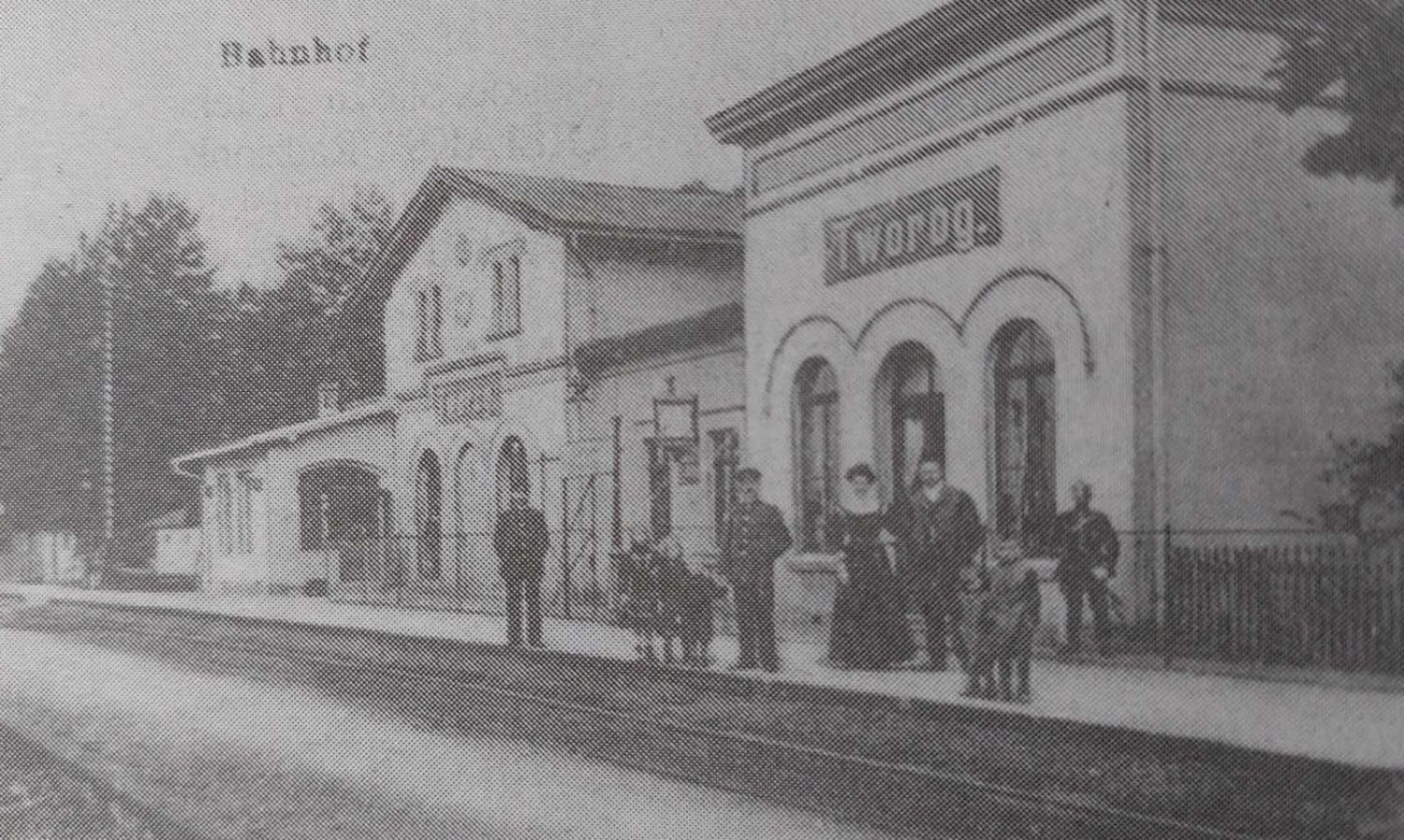 Stary dworzec w Tworogu na widokówce z początku XX w. Stary dworzec w Tworogu na widokówce z początku XX w.