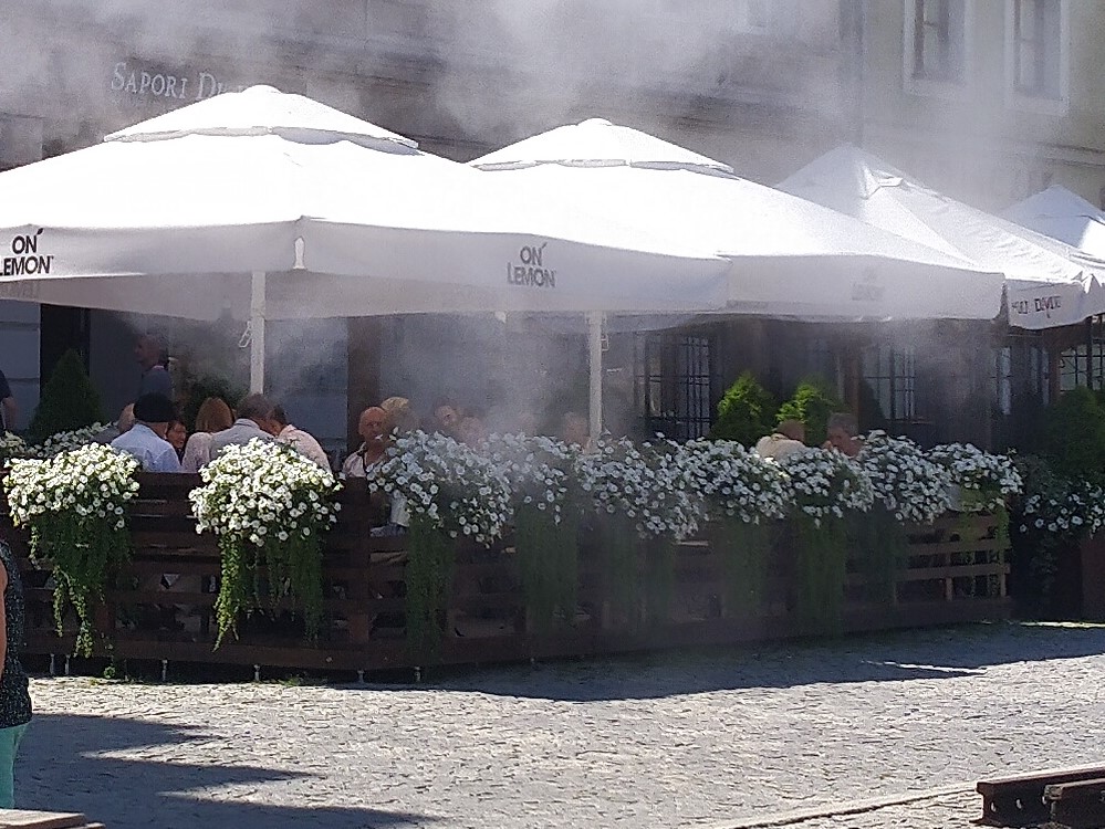 Mieszkańcy szukają ochłody w sąsiedztwie kurtyny wodnej. Rynek w Tarnowskich Górach