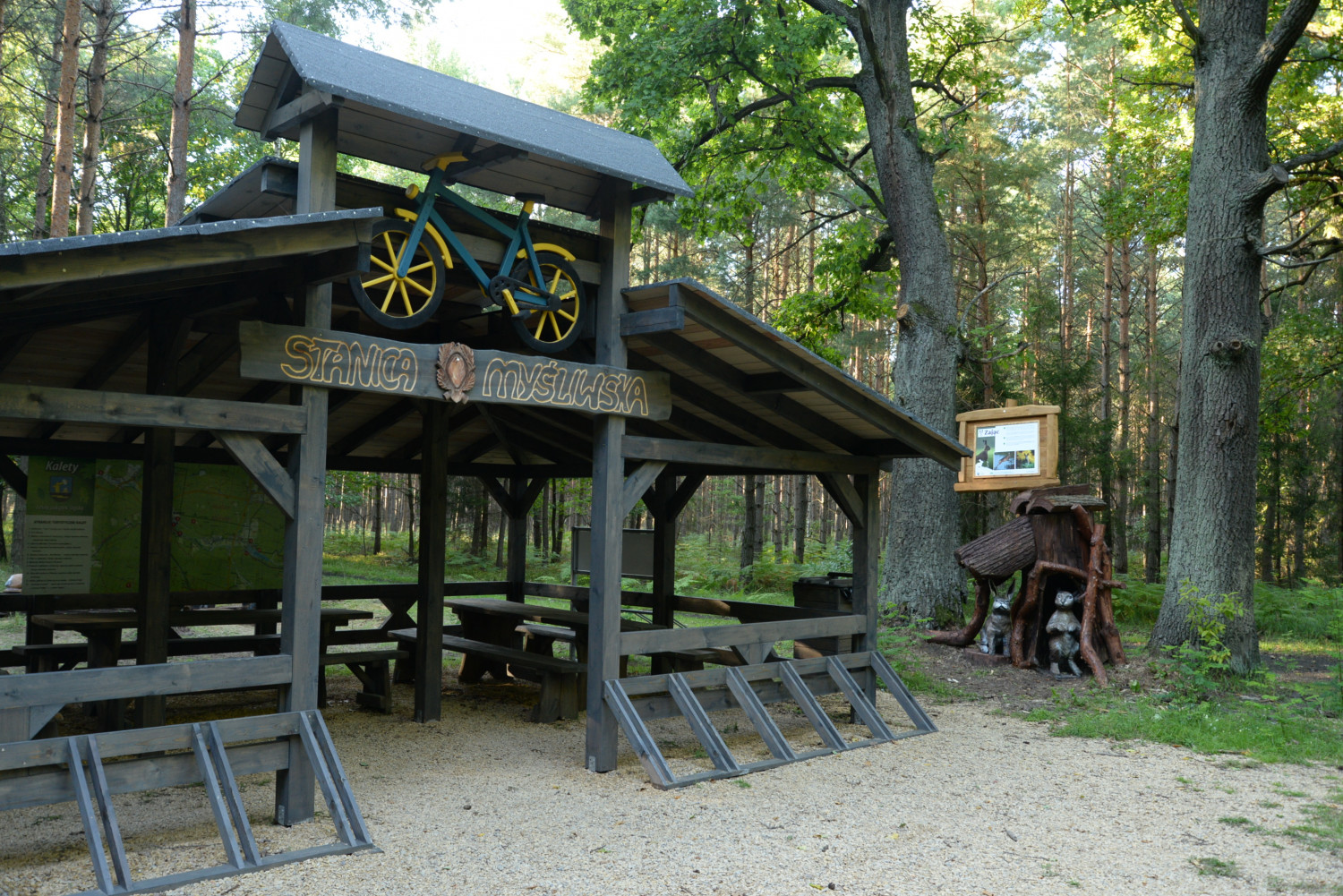 Przy Stanicy Myśliwskiej w ubiegłym roku powstała ścieżka dydaktyczna Edukacyjne modele zwierząt leśnych. Przedstawia faunę, którą rzeczywiście można spotkać w kaletańskich lasach. Fot. Jarosław Myśliwski