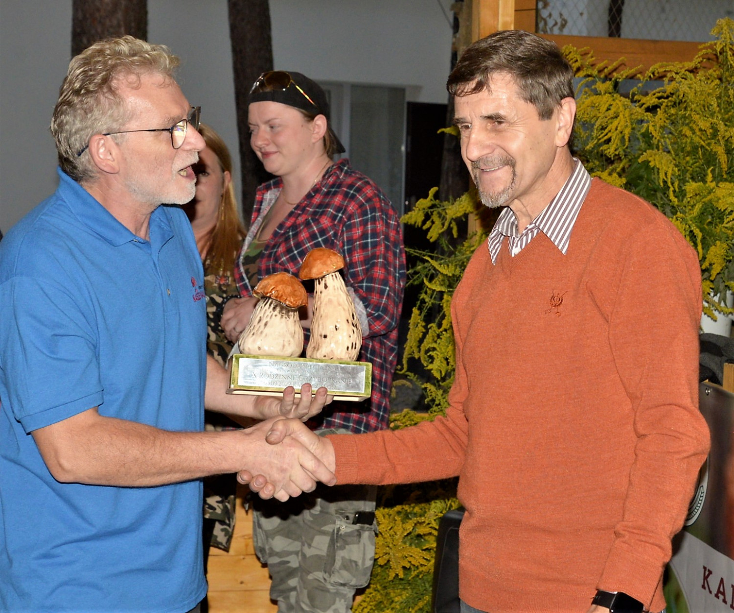 Stowarzyszenie Nasze Kalety przyznaje nagrodę specjalną. W tym roku otrzymał ją grzyboznawca Justyn Kołek, który wspiera kaletańskie grzybobranie od samego początku. Fot. Jarosław Myśliwski