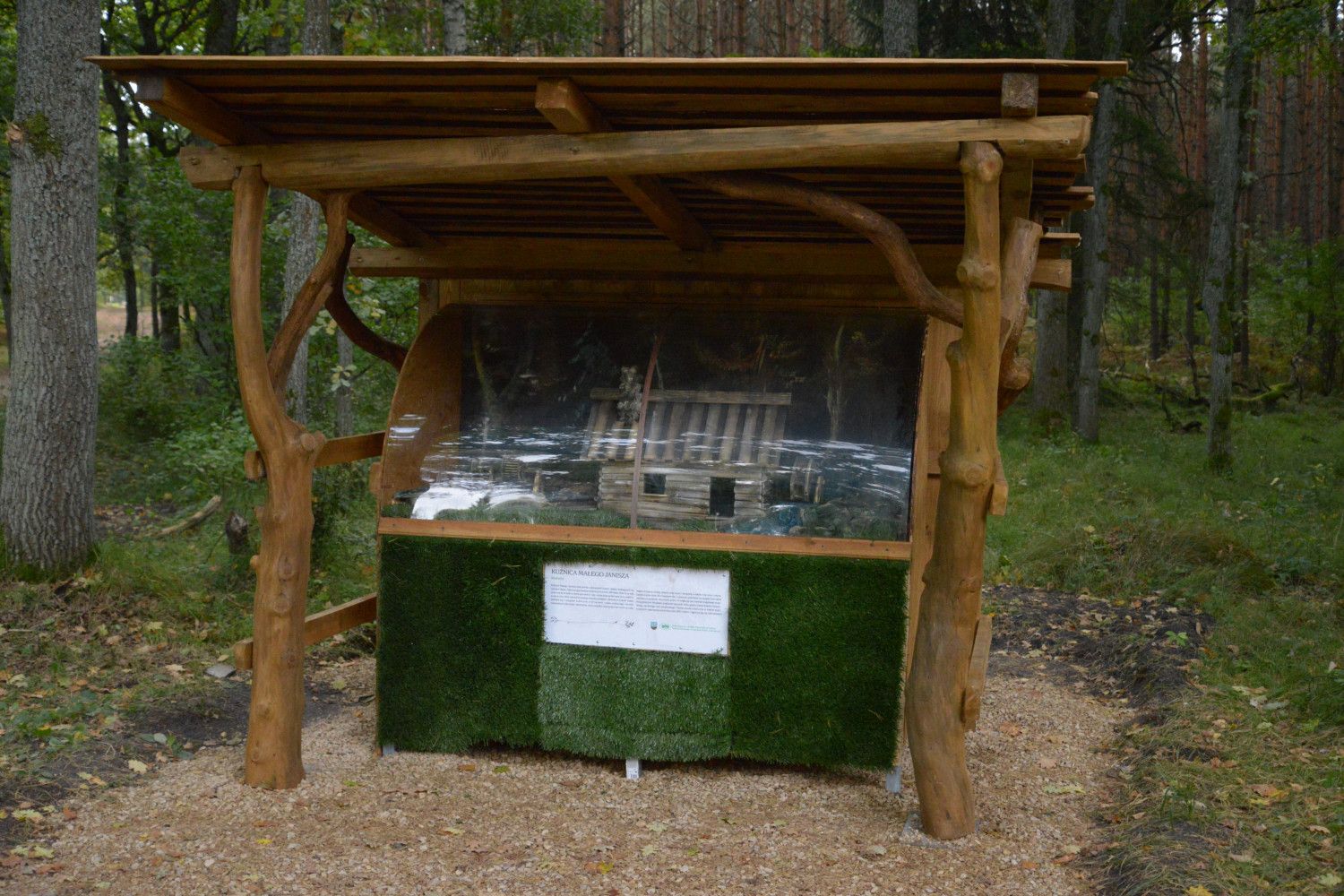 Kalety-Zielona. Umieszczona pod zadaszeniem i zabezpieczona pleksą makieta, przypomina o historii kuźnicy, która setki lat temu działała nad Małą Panwią . Fot. Jarosław Myśliwski