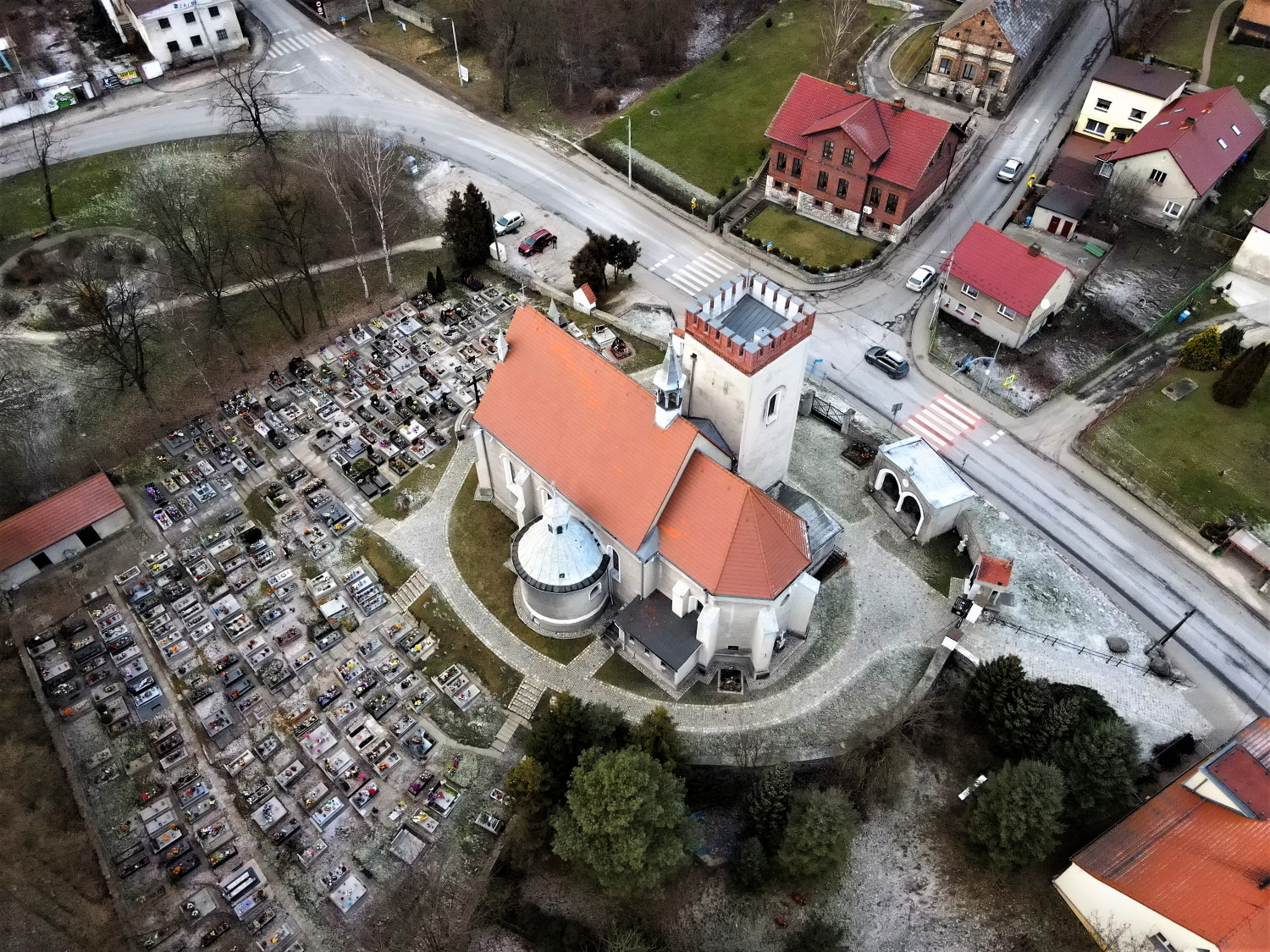 Przy ścianie południowej dobudowano kapliczkę, pod którą znajdował się grobowiec rodziny Strachwitz. Fot. Jarosław Myśliwski