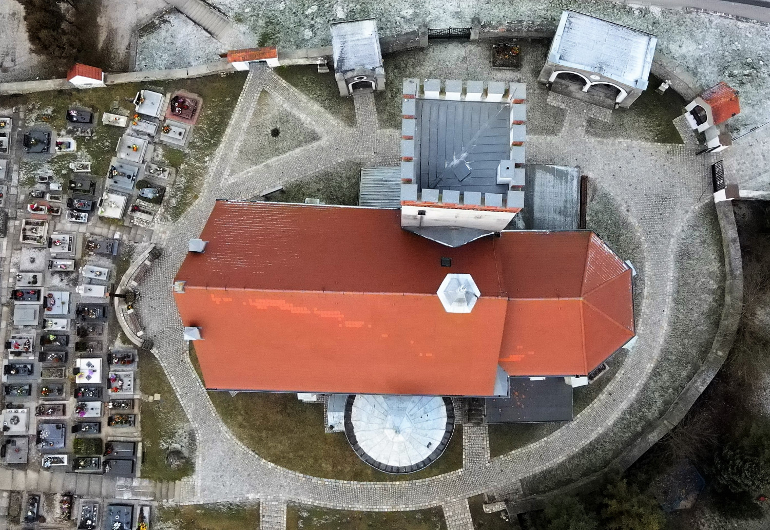 Zamknięte trójbocznie prezbiterium jest najstarszą częścią kościoła, który - jak przekonują niektórzy historycy - został wybudowany na początku XV wieku. Fot. Jarosław Myśliwski