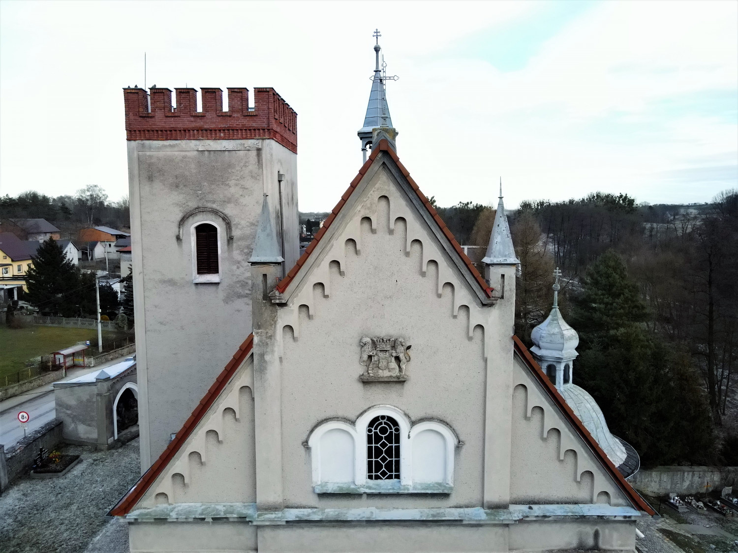 Na wieży kościoła zachował się gotycki dzwon z 1487 r. Drugi, nieco późniejszy, z 1503 r. wieża skrywała do drugiej wojny światowej. Fasadę kościoła zdobi herb Strachwitzów. Fot. Jarosław Myśliwski