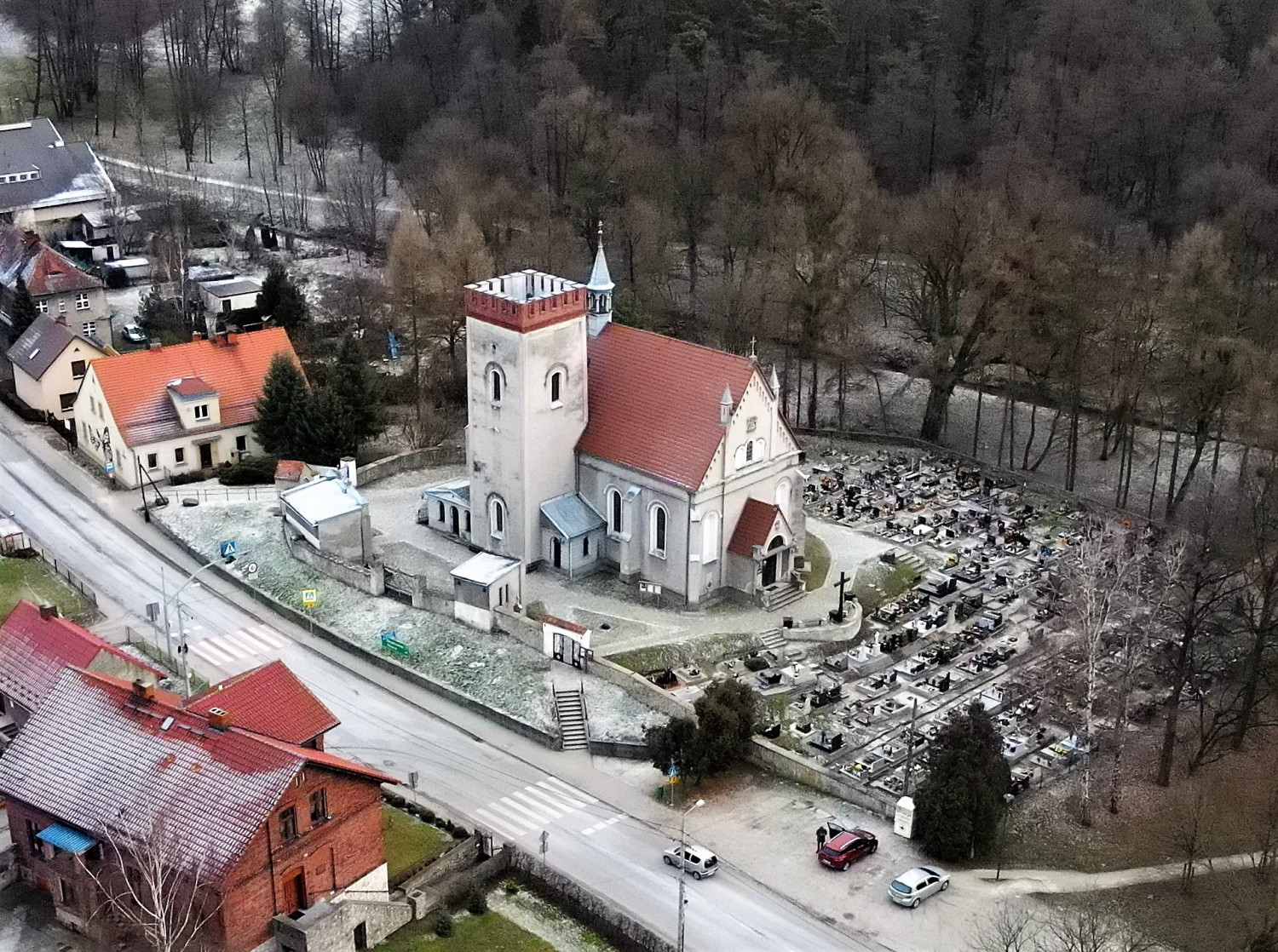 Ładnie położony kościół w Kamieńcu został wybudowany na zboczu wzgórza opadającego ku rzece Dramie. Fot. Jarosław Myśliwski